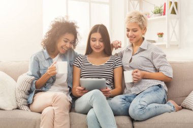 Tablet kullanma ve içme kahve üç arkadaş