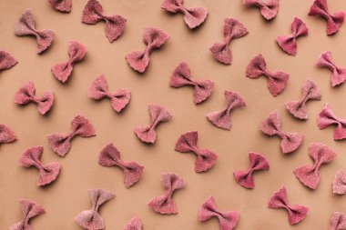 Fiyonk makarna çeşitleri fartalle model pembe bir arka plan üzerinde