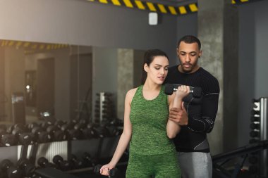 Sportif kadın onun kişisel antrenör ile egzersiz
