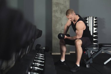 Spor salonunda ağır deadlifts yaparken kas vücut geliştirmeci