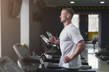 Koşu bandı fitness kulübü sportif delikanlı