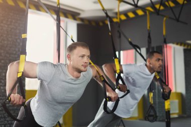 Erkekler trx eğitim salonunda gerçekleştirme