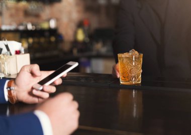 İçki müşteriye vererek barmen çubuk