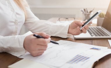 Smartphone kullanarak ve belgeleri okuma Sekreter