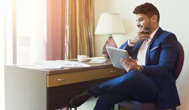 İşadamı dijital tablet otel odamda çalışma ile