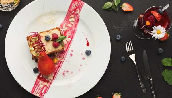 Exkluzív desszert szolgált fehér tányérra, felülnézet — Stock Fotó