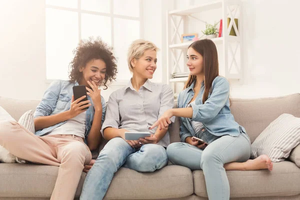 Три друзі-жінки використовують смартфон — стокове фото