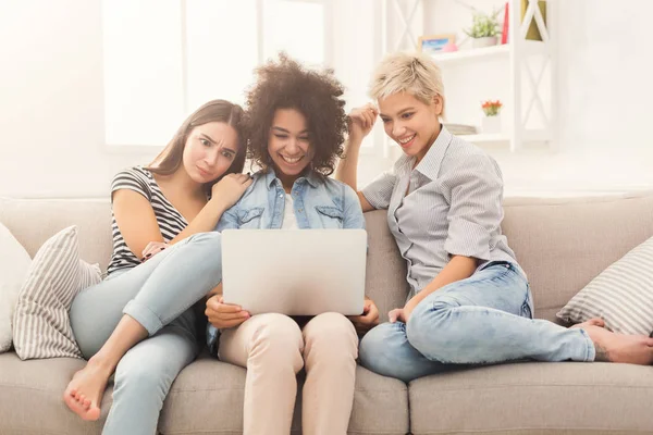 Три красиві жінки використовують ноутбук вдома — стокове фото