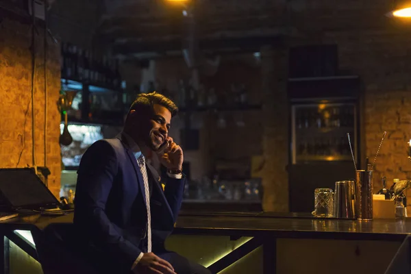 Gute Laune beim Telefonieren in der Bar — Stockfoto