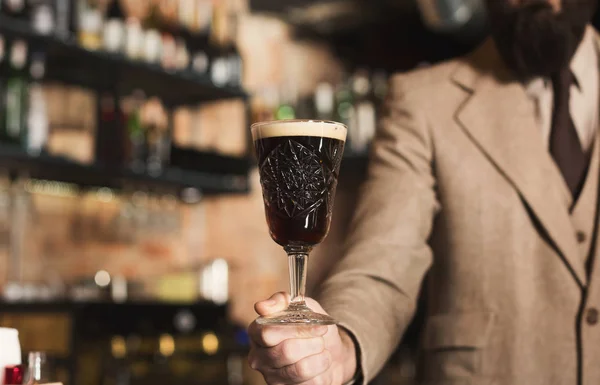 Barman glas ambachtelijke bier te houden — Stockfoto