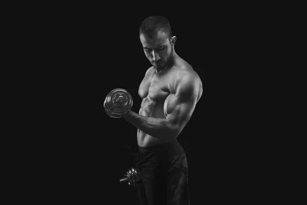 Gösterilen kas vücut dumbbell ile güçlü adam — Stok fotoğraf