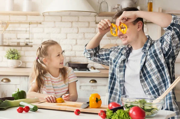 Mutlu baba ve kızı mutfak eğleniyor — Stok fotoğraf