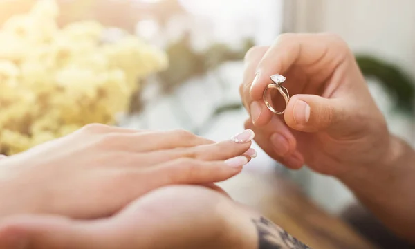 Hombre poniendo en chica dedo anillo de compromiso — Foto de Stock