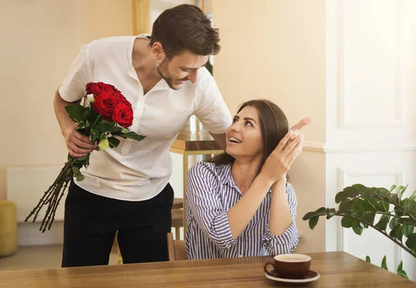 Çiçekli kadın için sürpriz yapma adam