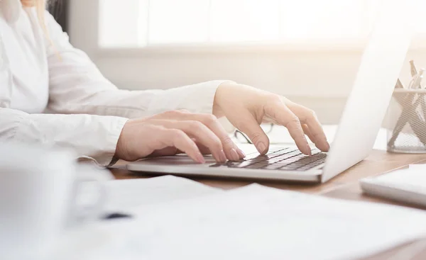 Sidovy av kvinnans händer att skriva på laptop tangentbord — Stockfoto