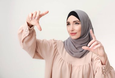 Sanal ekran üzerinde kopya alanı işaret eden Müslüman kadının