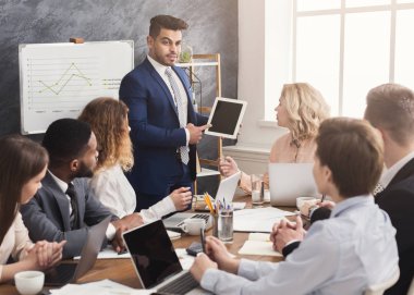 Boş gösterilen işadamı ofiste pc tablet