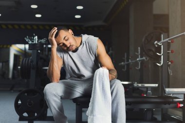 Kaslı vücut geliştirmeci dinlendikten sonra deadlifts vasıl jimnastik salonu