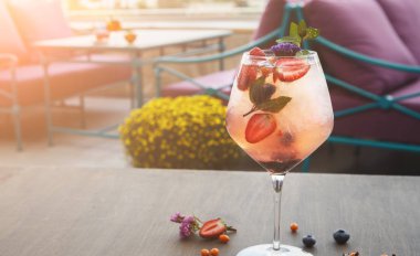 Kokteyl bar arka plan. Çilekli şampanya, buz ve caffe iç arka plan karşı taze çilek ile gül içecek. Mockup içki tarifi, kopya alanı için