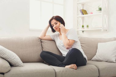 Genç bir kadın cep telefonuyla konuşuyor.