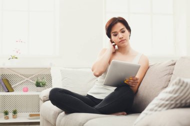 Evde bir tablet ile genç kız