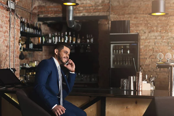 Vrolijke zaken praten over telefoon in bar — Stockfoto