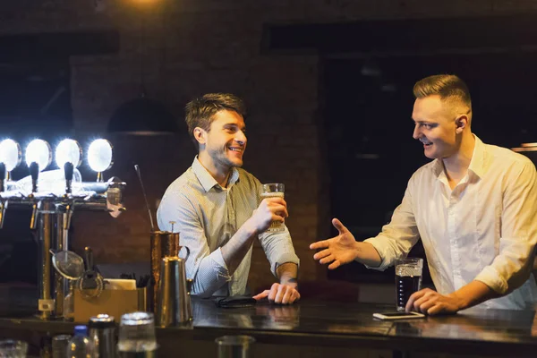 Söz ve bira içme iki mutlu genç adam bar — Stok fotoğraf