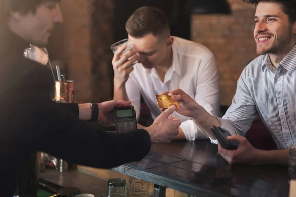 Barda barmen kredi kartı veren adam — Stok fotoğraf