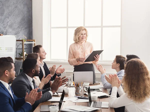 Ler kvinnlig chef och laget klappade händerna vid möte — Stockfoto
