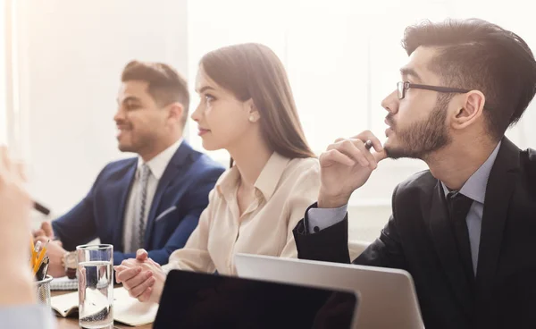 Jóvenes especialistas que asisten a conferencias de negocios o formación — Foto de Stock