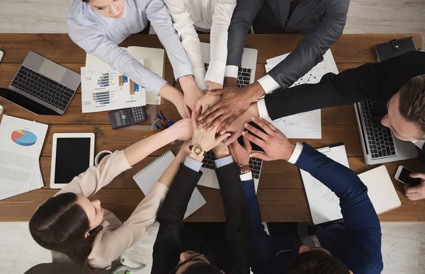 Equipe de colegas de trabalho unidos de pé com as mãos juntas — Fotografia de Stock