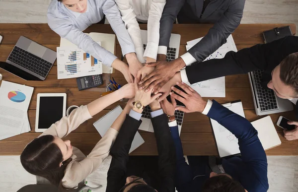 Équipe de collègues unis debout avec les mains ensemble — Photo