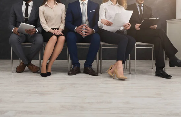 Grupo de gente de negocios sentado con gadgets — Foto de Stock