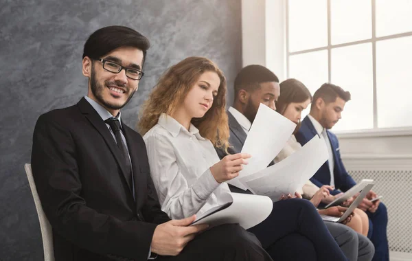 Menschen mit mehreren Rassen stehen Schlange, um sich auf das Vorstellungsgespräch vorzubereiten — Stockfoto