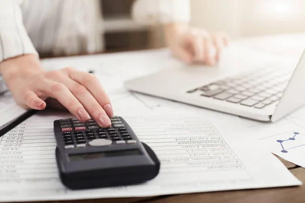 Woman managing finances on laptop — Stock Photo, Image