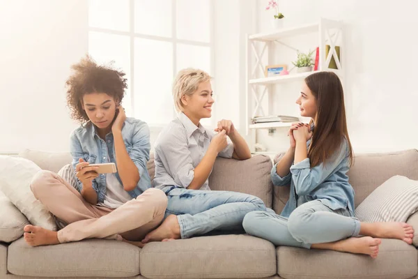 Evde rahatlatıcı üç kadın arkadaş