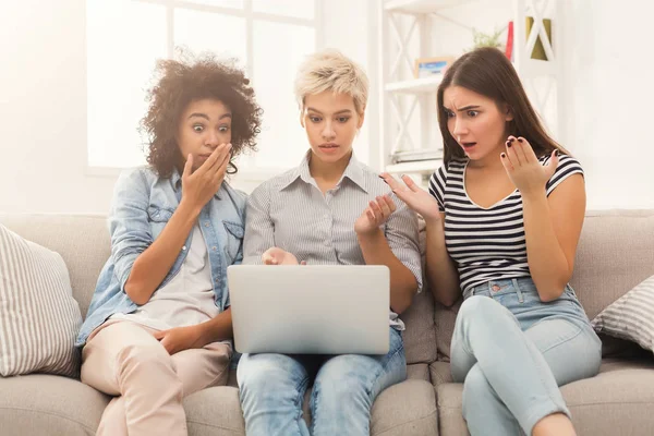 Drei schöne schockierte Frauen mit Laptop zu Hause — Stockfoto