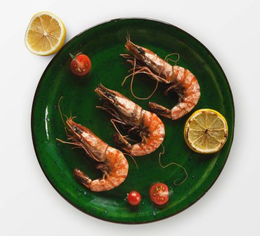 Yeşil plaka izole, limonlu karides