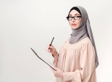 Arap kadın araştırması yapıyor