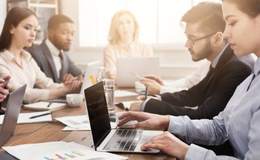 Yazılım geliştirme şirketi çalışan programcılar