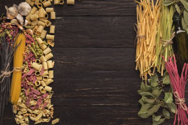 Rustik ahşap, en iyi görünümü üzerinde çeşitli renkli makarna kase