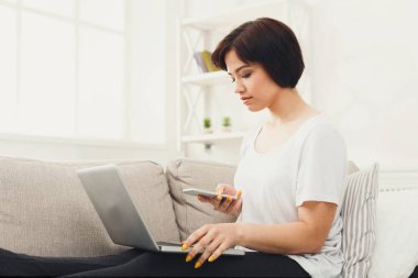 Cep telefonunuzda mesajlaşma bir dizüstü bilgisayar ile kız