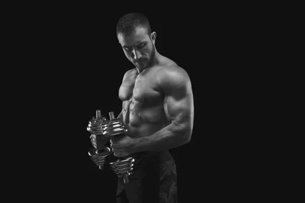 Uomo forte con manubri che mostrano il corpo muscolare — Foto Stock