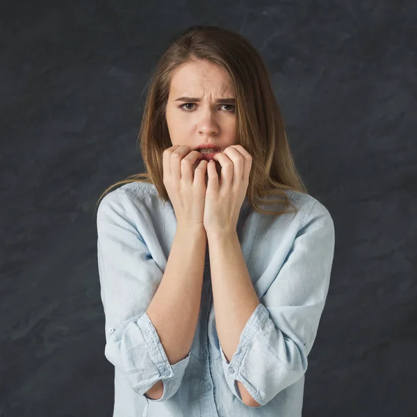 Joven mujer nerviosa mordiéndose las uñas — Foto de Stock