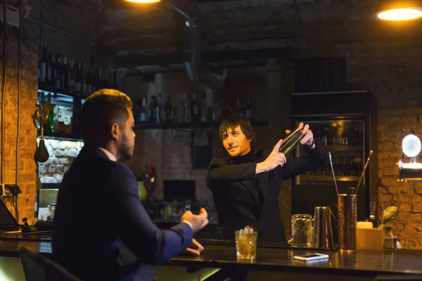 Dronken zakenman met de barman praten — Stockfoto