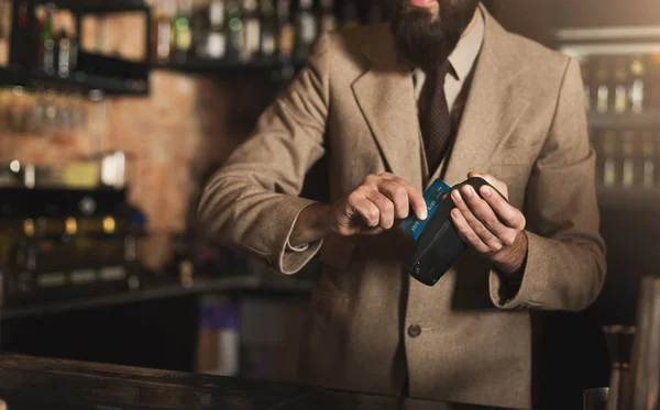 Bartender making payment with credit card — Stock Photo, Image