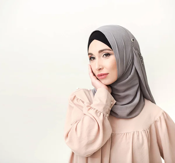 Stilvolle muslimische Frau trägt Hijab — Stockfoto