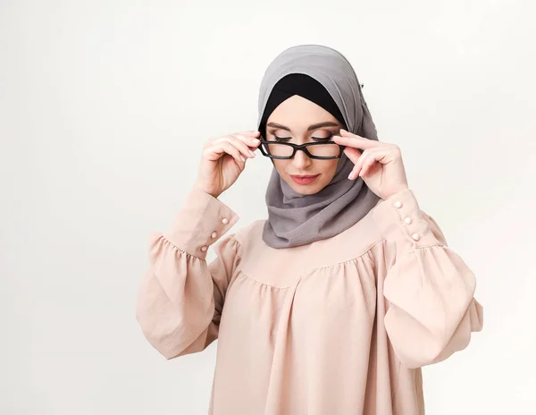 Trendy østlige kvinde i hijab og briller - Stock-foto