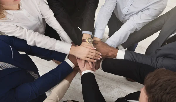 Tim dari rekan kerja bersatu berdiri dengan tangan bersama-sama — Stok Foto