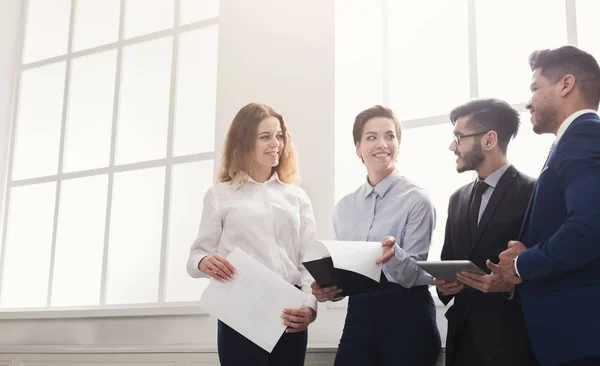 Reunión corporativa en oficina, gente de negocios — Foto de Stock